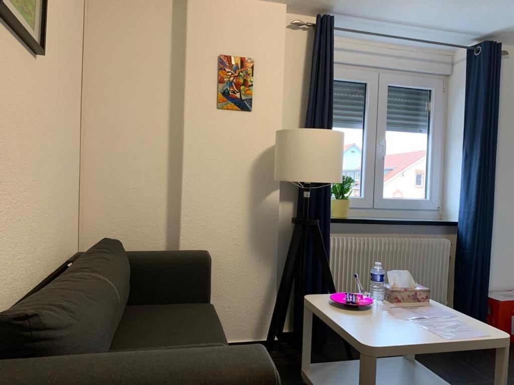 Guenstige Zimmer-Unterkunft Zimmer Mit Gemeinschaftsbad Леррах Екстер'єр фото