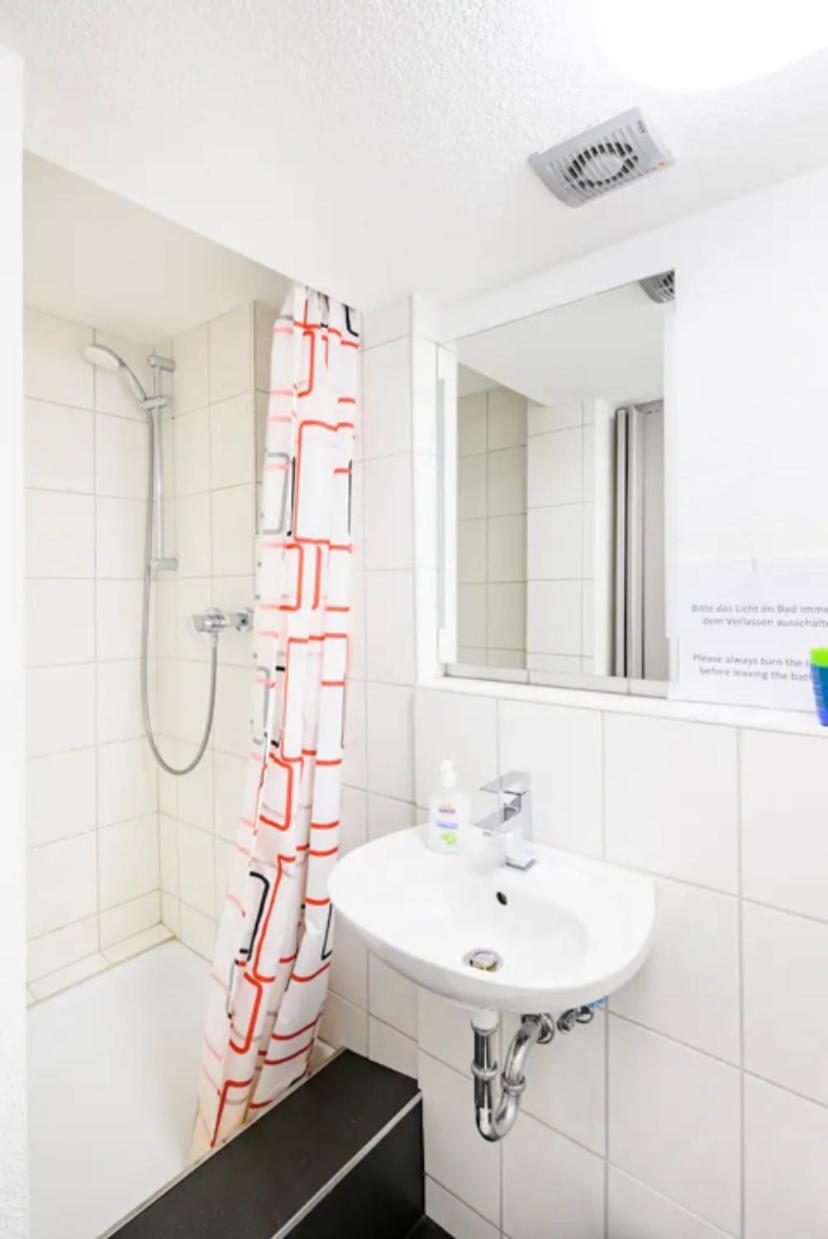Guenstige Zimmer-Unterkunft Zimmer Mit Gemeinschaftsbad Леррах Екстер'єр фото