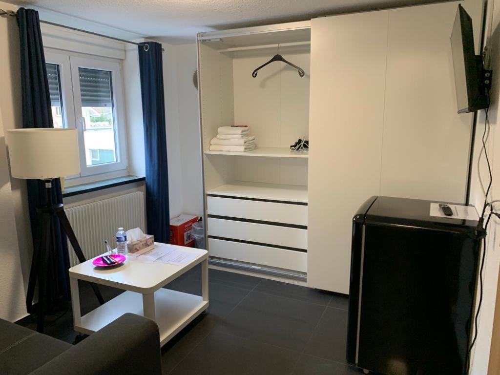 Guenstige Zimmer-Unterkunft Zimmer Mit Gemeinschaftsbad Леррах Екстер'єр фото