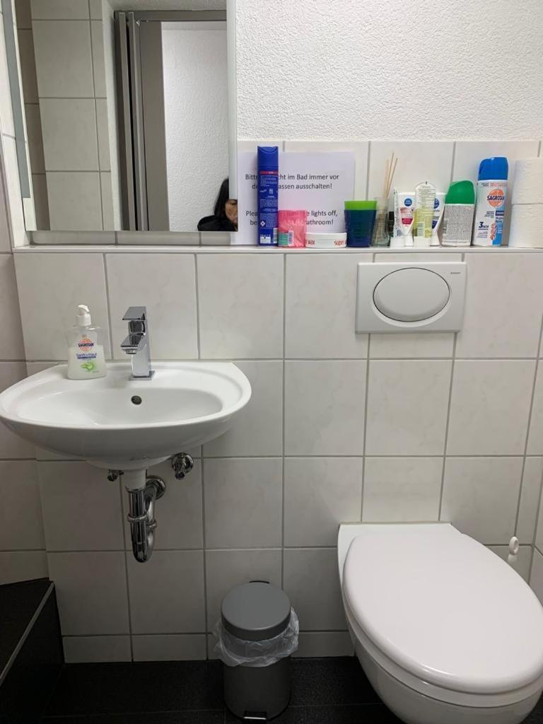 Guenstige Zimmer-Unterkunft Zimmer Mit Gemeinschaftsbad Леррах Екстер'єр фото